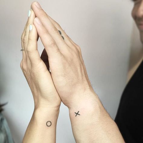 XO Xo Tattoo, Tattoo Mini, Small Couple Tattoos, Tattoos Infinity, Web Tattoo, Inspiration Tattoos, Matching Couple Tattoos, Full Body Tattoo, Tattoos Skull