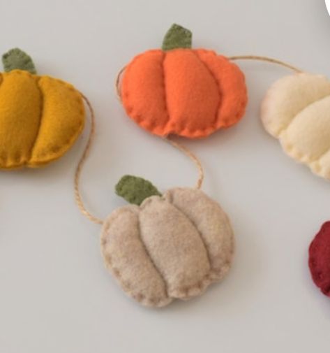 Felt Pumpkin Garland, Pumpkin Bunting, Fall Felt Crafts, Cactus Party Decor, Halloween Fabric Crafts, Thanksgiving Garland, Halloween Bunting, Cactus Party, Pumpkin Garland