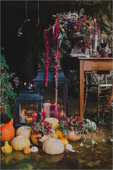 boho rustic pumpkin decor @weddingchicks Rustic Pumpkin Decor, Outdoor Fall Decor Ideas, Bohemian Wedding Decorations, Boho Styl, Rustic Pumpkin, Elegant Halloween, Wedding Aisle Decorations, Boho Wedding Inspiration, Fall Outdoor Decor