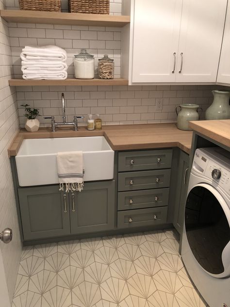 Open Floor Small House, Designer Laundry Room, Washer Dryer Combo Small Spaces, Modern Farmhouse Utility Room, Small L Shaped Laundry Room, Laundry Wall Ideas, Square Laundry Room, Laundry Room With Toilet, Narrow Laundry Room Layout