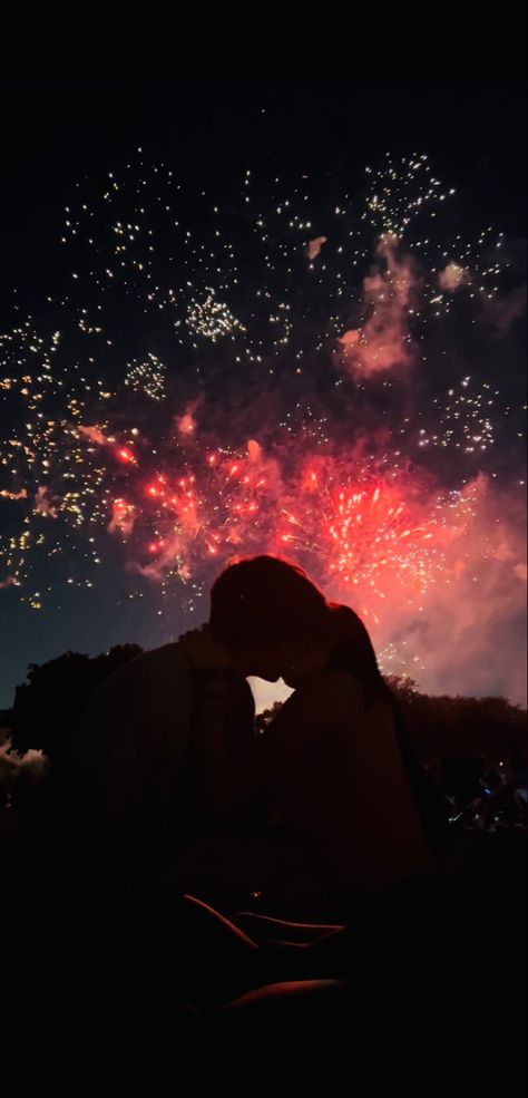 Fourth of july fireworks couple goals Cute Couple Pics Under Fireworks, Cute Firework Pictures With Boyfriend, Couple Poses 4th Of July, 4th Of July Bf Pics, Couple By Fire, Pictures With Fireworks, Fireworks Pictures Couple, Couple Watching Stars Aesthetic, Firework Engagement Photos