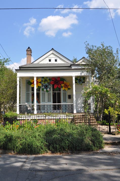 An AMAZING house on Milan.  I want some Mardi Gras float flowers for my house! Mardi Gras Float Flowers, New Orleans Style Homes, Nola Style, Mardi Gras Float, Shed To Tiny House, Crescent City, French Quarter, Gulf Coast, My House