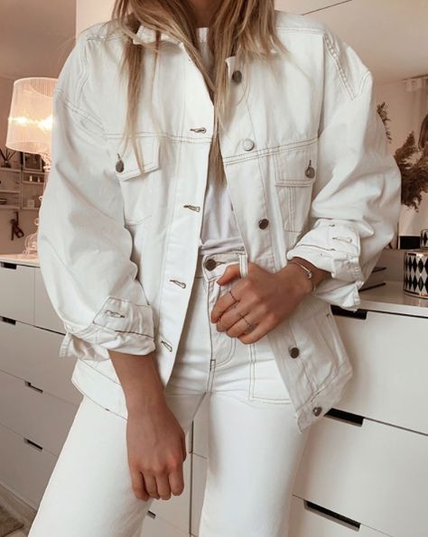 White Denim Jacket Outfit, Random Fashion, Denim Jacket Outfit, White Jean Jacket, White Denim Jacket, Pants Outfits, Fashion Woman, Outfit Goals, Fall Style