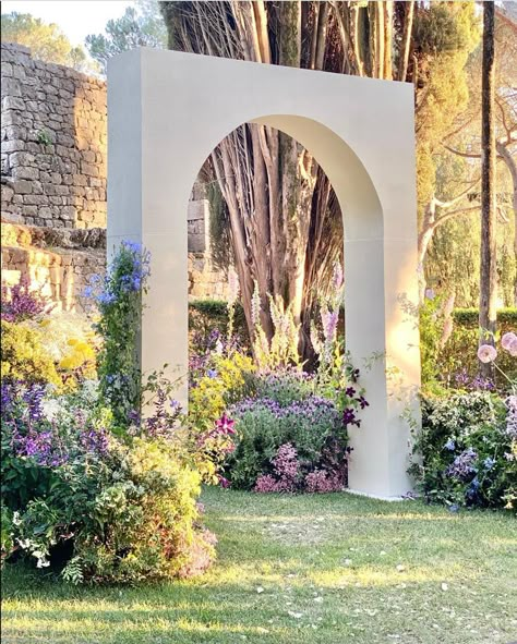 Event Entrance Arch, Party Rental Ideas, Inmobiliaria Ideas, Event Entrance, Indian Garden, White Wedding Decorations, Wedding Entrance Decor, Garden Arches, Wedding Design Decoration