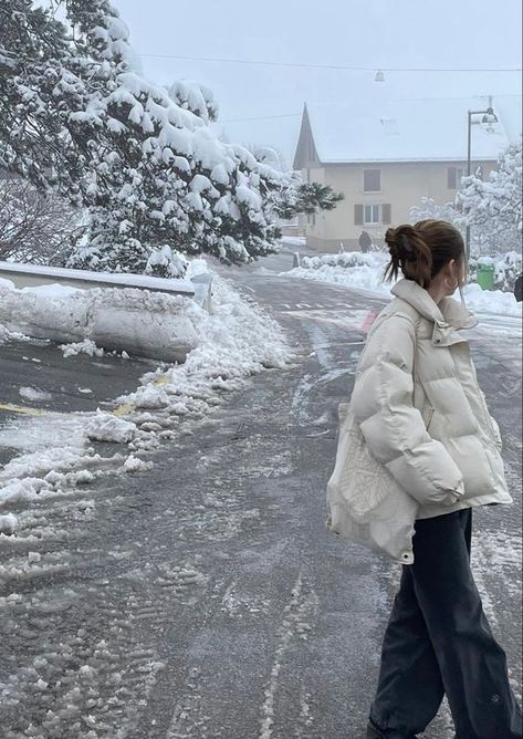 White Puffer Jacket Outfit, Cold Weather Outfits Winter, White Puffer Jacket, Puffer Jacket Outfit, Cold Girl, Winter Outfits Aesthetic, White Puffer, Winter Inspo, 사진 촬영 포즈