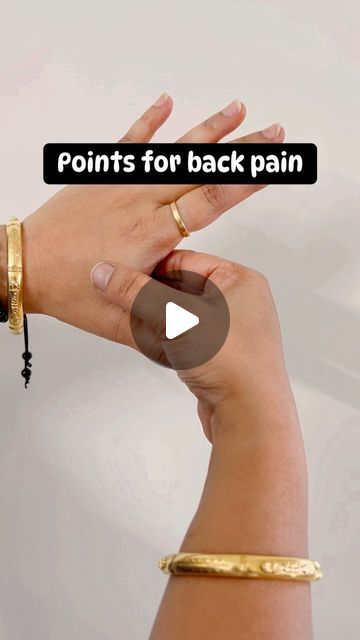 Reiki Bliss🌺 on Instagram: "Two points for back pain- You can easily press clockwise for 5 minutes..If it’s severe take-advice of the doctor .. These points help immediately.. . @reiki_bliss #accupressure #points #health #healthylifestyle #healing #positivity #positivevibes #reels #viral #meditation #exercise" Massage Points, Healing Reflexology, Acupressure Therapy, Upper Back Pain, Body Pain, Acupressure Points, Mental Clarity, Back Pain Relief, Reflexology