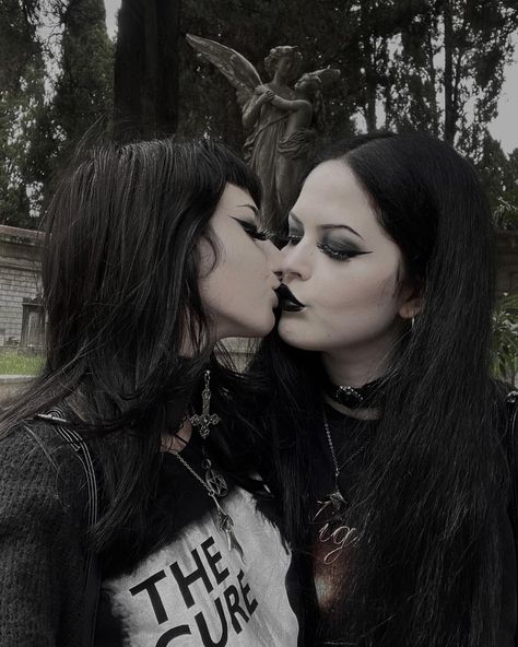 goth couple , lesbian couple Goth Couple Aesthetic, Punk Couple, Chica Punk, Emo Couples, Goth Gifts, Grunge Couple, How To Impress, Elvira Mistress Of The Dark, Goth Subculture