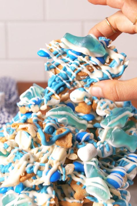 15 Shark-Inspired Treats for Shark Week - Delish.com Shark Week Drinks, Shark Party Foods, Shark Week Recipes, Shark Week Crafts, Shark Snacks, Shark Cupcakes, Shark Week Party, Shark Craft, Popcorn Mix