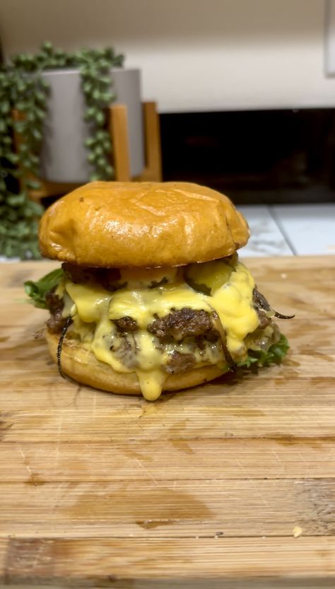 These viral Smash burgers are insanely delicious, remarkably easy to put together and an absolute crowd pleaser. Oregon Recipes, Blackstone Recipe, Cranberry Spinach Salad, Hamburger Steak Recipes, Smash Burger Recipe, Outdoor Cooking Recipes, Smash Burgers, Best Burger Recipe, Blackstone Grill