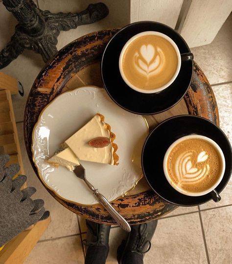 Coffee And Cake, Cafe Latte, Coffee Photography, Aesthetic Coffee, Coffee And Books, Coffee Latte, Great Coffee, Coffee Cafe, Coffee Roasting