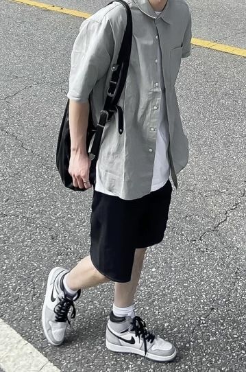 Men With Bags Outfit, Male Outfits Shorts, Korean Style Men Outfits, Korean Men Outfit Casual Summer, Japan Men Outfit, Japanese Outfits Street Style Men, Japanese Men Outfit, Young Men Outfits, Japanese Men Fashion