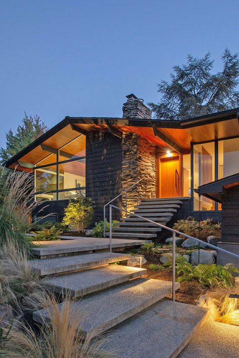 Midcentury ranch-style house gets inspiring transformation in Seattle Ranch House Front Deck, 70s Architecture Exterior, Parking Design Home, 70s House Exterior, Shed Architecture, Deck House, Kalaw, Ranch House Designs, Mid Century Exterior