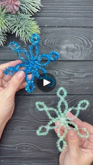 Pipe Cleaners Ornaments, Diy Pipe Cleaner Snowflakes, Tinsel Stems Crafts Christmas, Diy Pipecleaner Ornaments, Pipecleaner Snowflakes Beads, Christmas Decor Kids Diy, Pipecleaner Snowflakes Diy, Snowflake Pipe Cleaner Ornaments, Pipe Cleaner Snowman