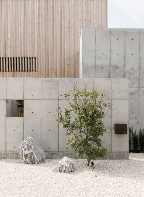 | EXTERIOR + CONCRETE MEETS WOOD | Concrete Box House,© Jack Thompsen | #RobertsonDesign Japanese Inspired Home, Box House, Concrete Houses, Concrete Facade, Concrete Architecture, Precast Concrete, Concrete House, Minimalist House Design, Box Houses