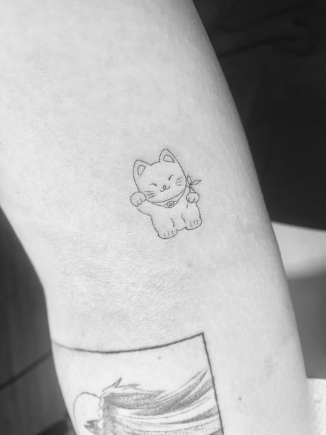 Cute Lucky Cat Tattoo, Happy Cat Tattoo, Korean Cat Tattoo, Simple Asian Tattoo, Mindfulness Doodles, Minimalist Japanese Tattoo, Chinese Cat Tattoo, Mochi Tattoo, Mini Cat Tattoo