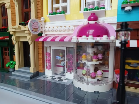 Lego Friends Heartlake Cupcake Café re-imagined as a 16-stud modular building Lego Friends Modular, Lego Build Ideas, Lego Bible, Lego Beach, Lego Cupcakes, Lego Candy, Lego Fortnite, Lego House Ideas, Lego Furniture