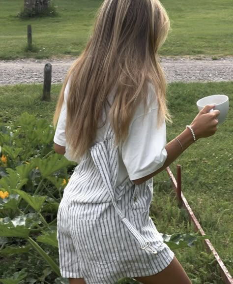 Countryside Girl Aesthetic, Danish Girl Aesthetic, Clean Girl Motivation, Girl Next Door Aesthetic, Countryside Girl, Door Aesthetic, Nature Outfits, Cottagecore Style, Fire Fits