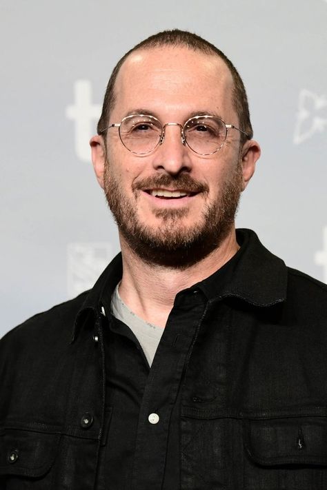 What to Know About Darren Aronofsky, the Director Blowing People's Minds With Mother! Batman Year One, Darren Aronofsky, The Director, Aesthetic Iphone, Real Life Stories, Aesthetic Iphone Wallpaper, First Year, Feel Good, Pop Culture