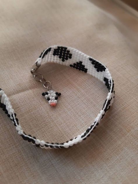 Cow Bracelet, Bead Charms Diy, Diy Bracelets Patterns, Handmade Jewelry Tutorials, Beaded Jewelry Patterns, Woven Bracelets, White Jewelry, Handmade Jewelry Diy, Seed Bead Bracelets