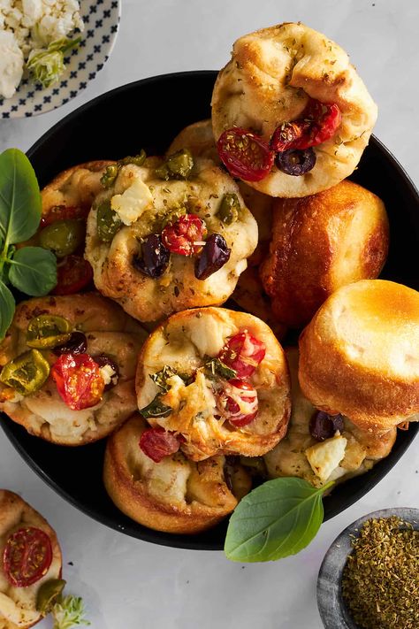 Skip kneading dough and complicated steps, and make these easy, bite-sized focaccia muffins with your favorite toppings of choice instead! Focaccia Muffins, Spicy Chicken Rigatoni, Rhodes Dinner Rolls, Easy Focaccia, Bread Bites, Flavored Butters, Frozen Dinner Rolls, Food Dolls, Yeast Recipes