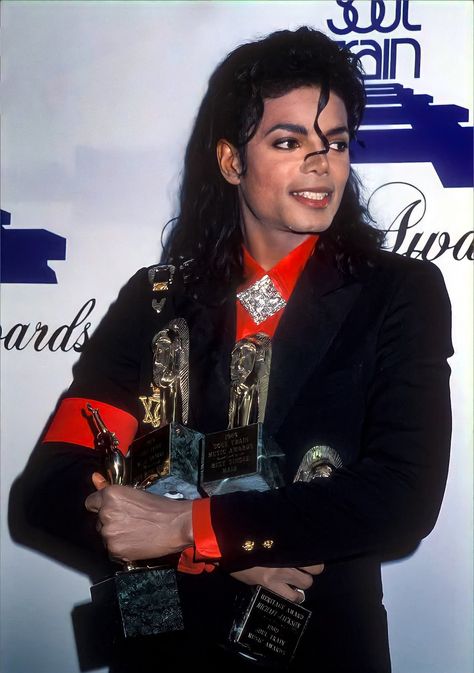 Michael Jackson Awards, Mjj Pictures, Michael Jackson 1988, Mj Bad, Train Music, Michael Jackson Photoshoot, Soul Train Awards, Hee Man, Michael Jackson Wallpaper