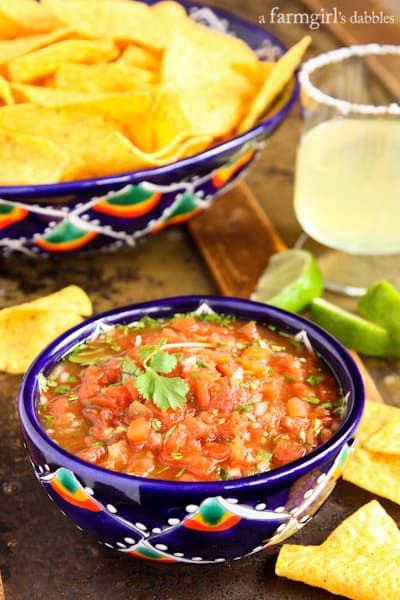 Warm Salsa Recipe, Warm Salsa, Authentic Mexican Salsa Recipe, Authentic Mexican Salsa, Mexican Salsa Recipes, Restaurant Style Salsa, Easy Salsa, Chicken Appetizers, Spanish Cuisine