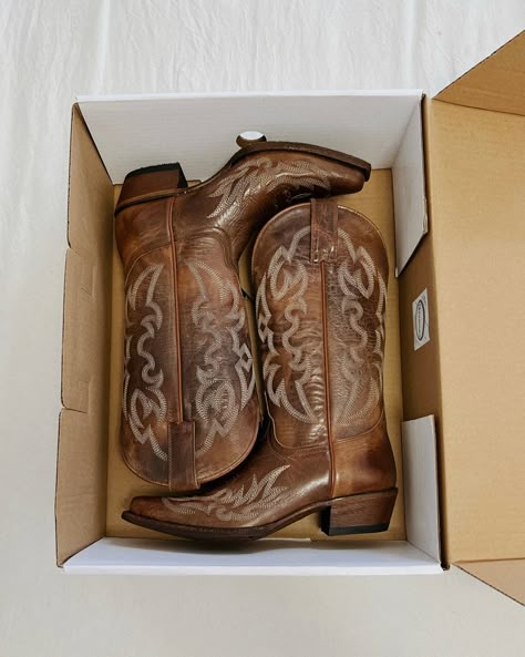 Simple Cowgirl Boots, Cowboy Boot Women, Brown Leather Cowboy Boots, Boot Barn Boots, Country Boots Women, Cow Boy Boots Outfit For Women, Women’s Cowboy Boots, Light Brown Cowgirl Boots, Brown Cowgirl Boots Outfit