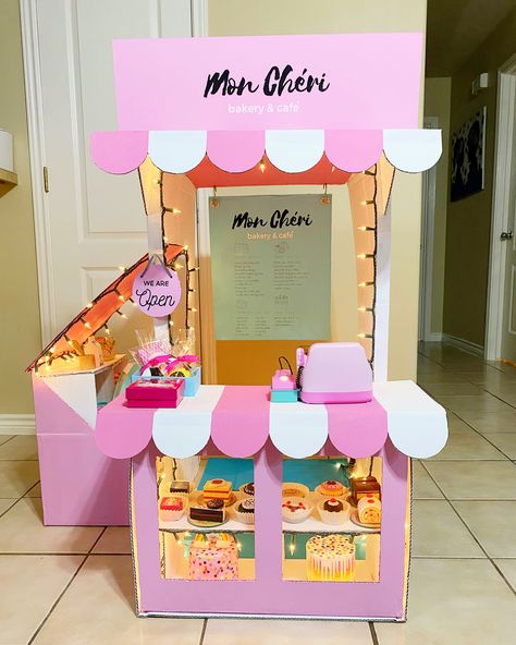 DIY cardboard pretend play bakery and coffee shop Play Bakery Diy, Cardboard Storefront Ideas, Diy Cardboard Ice Cream Shop, Cardboard Shop For Kids, Cardboard Pizza Shop, Cardboard Shop Diy, Diy Play Shop, Cardboard Coffee Shop, Kids Bakery Shop Diy