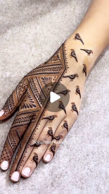 Suthar sona on Instagram: "Setting new trendy designs- traditional design at one side and randomly place birds at the other side✨  PS: Would love to see your version of it🫶🏻 Remake, post, share and do tag.  #soanmistrymehandi #parrot #parrotslife #henna #hennadesign #hennaart #hennaartist #mehandi #henna #teamwork #sonamistrymehndi" Bird Henna Designs, Parrot Mehendi Designs, Trendy Mehandi Designs, Mehandi Henna, Mehndi Art Designs, Mehandi Design, Mehndi Art, Henna Artist, Mehandi Designs