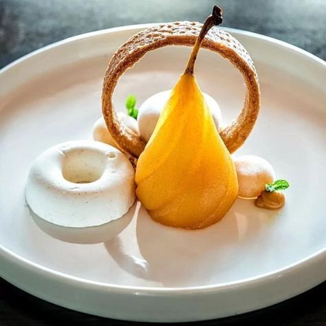 Poached Pears Dessert, Creative Dessert Recipes, Fine Dining Desserts, Gourmet Food Plating, Dessert Restaurants, Pear Dessert, Plated Dessert, Amazing Food Decoration, Chef Inspiration