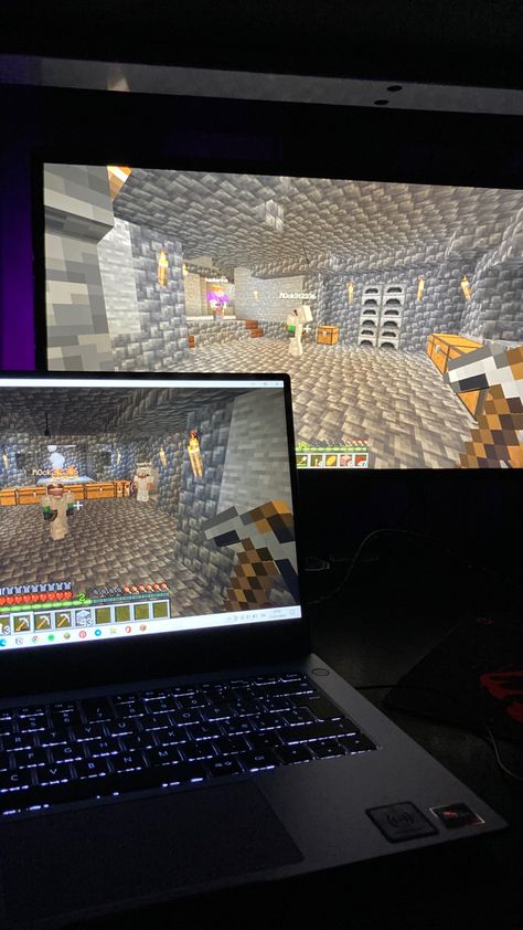 Best Pc Setup, Playing Minecraft, Minecraft Plans, Retro Gadgets, How To Play Minecraft, Gaming Laptop, Minecraft Creations, Minecraft Designs, Foto Ideas Instagram