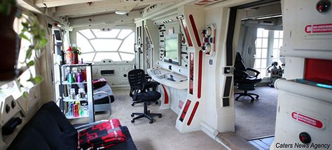 Star Trek Colorado Man Creates Trek-themed Home Ship Bedroom, Star Trek Decor, Sci Fi House, Star Trek Toys, Scifi Interior, Space Bar, Star Ship, Spaceship Interior, Star Wars Room