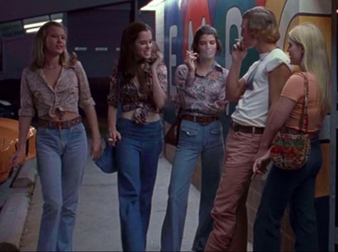 Dazed And Confused Fashion, 70s Flannel Outfit, Dazed And Confused Aesthetic Outfits, Almost Famous Outfits, Dazed And Confused Outfits, That 70s Show Aesthetic, 70 Outfits, Fashion Decades, Outfits 70s