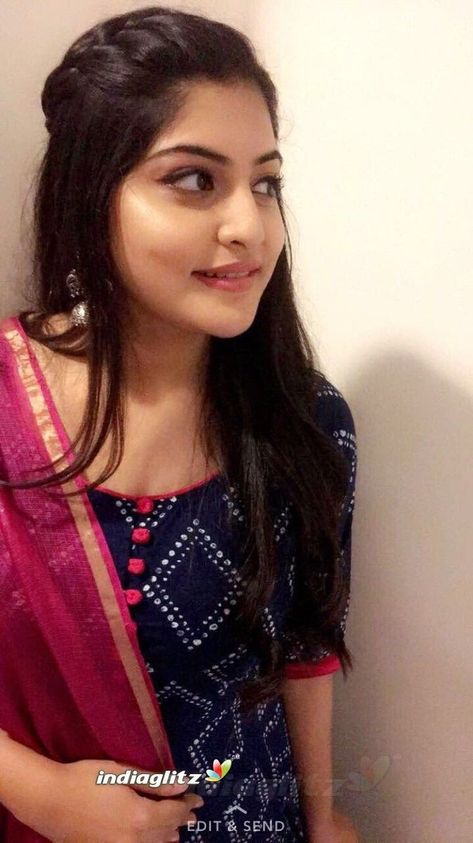 Kurti Hairstyle, Manjima Mohan, Saree Hairstyles, Simple Kurta Designs, Simple Kurti Designs, Long Kurti Designs, Kurta Neck Design, Indian Fashion Saree, Long Dress Design