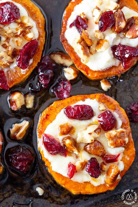 Sweet Potato Goat Cheese, Easy Holiday Party Appetizers, Honey Appetizers, Appetizer Thanksgiving, Thanksgiving Party Food, Sweet Potato Rounds, Thanksgiving Apps, Easy Holiday Party, Fall Appetizers Easy