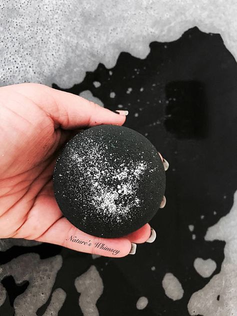 Black Bath Bomb, Magic Bath, Relaxing Night, Bath Inspiration, Home Spa Treatments, Bath Bomb Recipes, Glitter Bomb, Black Bath, Dark Magic