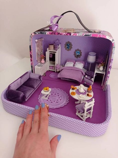 Suitcase Dollhouse Diy, Doll House Miniature, Cute Mini Things, Dollhouse Suitcase, Diy Doll Suitcase, Suitcase Dollhouse, Doll House Diy, Doll Suitcase, Diy Doll House