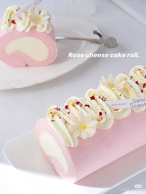 Swissroll Decorated, Japanese Roll Cake, Fine Dining Desserts, Swiss Roll Cake, Swiss Rolls, Roll Cakes, Cake Rolls, Chocolate Day, Pastry Art