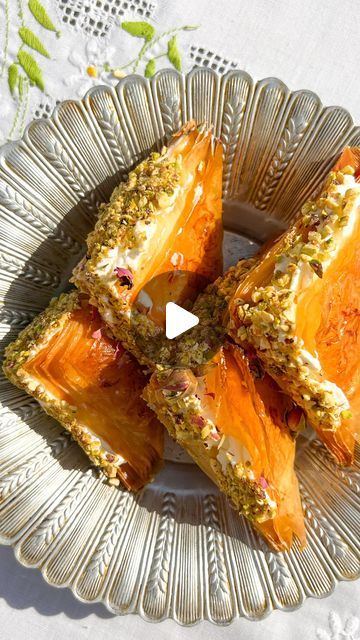 Baklava Puff Pastry Recipe, Filo Dough Desserts, Filo Dough Recipes, Baklava Cups, Baklava Dessert, Filo Pastry Recipes, Ramadan Desserts, Phyllo Dough Recipes, Pistachio Baklava