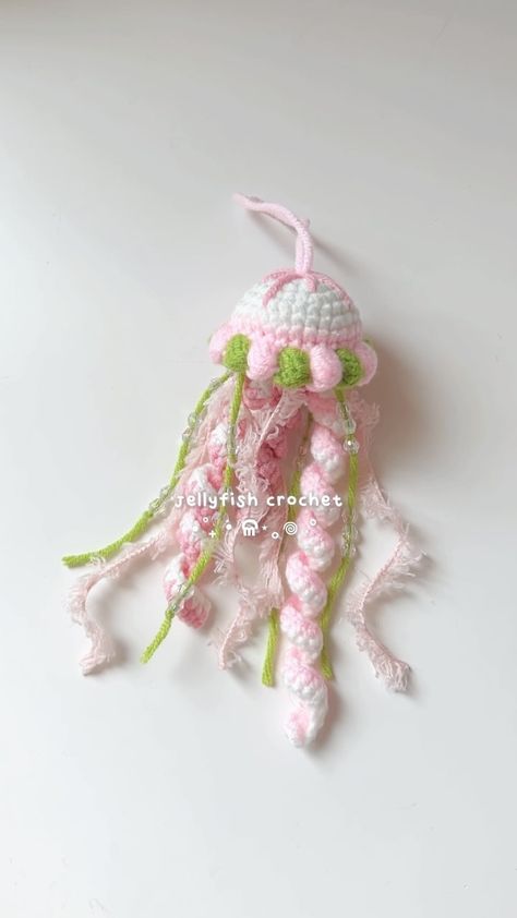 Jellyfish Knitting Pattern, How To Make Jellyfish, Crochet Jellyfish Free Pattern, Green Crochet Projects, Pink Crochet Ideas, Blue And Pink Crochet, Pink And Green Crochet, Ocean Crochet, Jellyfish Pattern