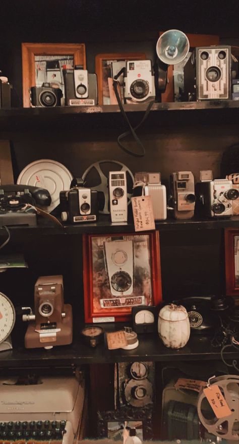 Camera Astethic Wallpaper, Old Camera Photography, Antique Camera Aesthetic, Vintage Photographer Aesthetic, Old Film Camera Aesthetic, Photography Career Aesthetic, Photography Class Aesthetic, Old Cameras Vintage Aesthetic, Old Photography Aesthetic