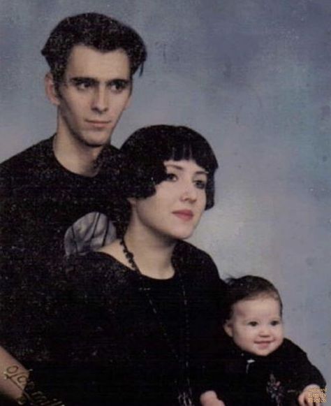 Baby Goth Adams Family Baby, Funny Family Portraits, Awkward Family Pictures, Awkward Family Portraits, Brother Poses, Goth Family, Funny Family Photos, Goth Rock, Awkward Family Photos