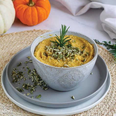 A savory pumpkin dip recipe made with chickpeas, pumpkin puree and spices blended together until creamy. Served up with crispy homemade wonton crackers. Wonton Crackers, Veggie Empanadas, Pumpkin Chickpea, Pumpkin Hummus Recipe, Vegetarian Empanadas, Pumpkin Dip Recipe, Chickpea Dip, Vegetarian Holiday Recipes, Fall Appetizer