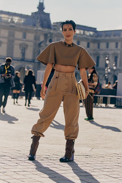 Ladies Streetwear Fashion, Character Elements, Paris Fashion Week 2023, Rainy Paris, Style Roots, Paris Street Style Spring, Pfw Street Style, Mode Chanel, Feel More Confident