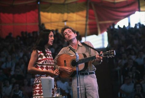 Joan Baez brings out Bob Dylan at the Camden... - Joni 'n' Bobby American Folk Music, Jim Marshall, 1960s Music, Joan Baez, Folk Festival, Jazz Musicians, Jazz Festival, Billy Joel, Music Photo