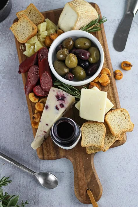 A perfectly portioned cheese board for two. Great for a date night in, or for a light dinner any day of the week. All the tips and tricks for making amazing cheese boards, even when scaling down. Cheese With Wine, Personal Cheese Board, Two Person Charcuterie Board, One Person Charcuterie Board, Charcuterie Board For One Person, Charcuterie For One, Cheese Board For Two, Simple Cheese Board, Charcuterie Board For Two