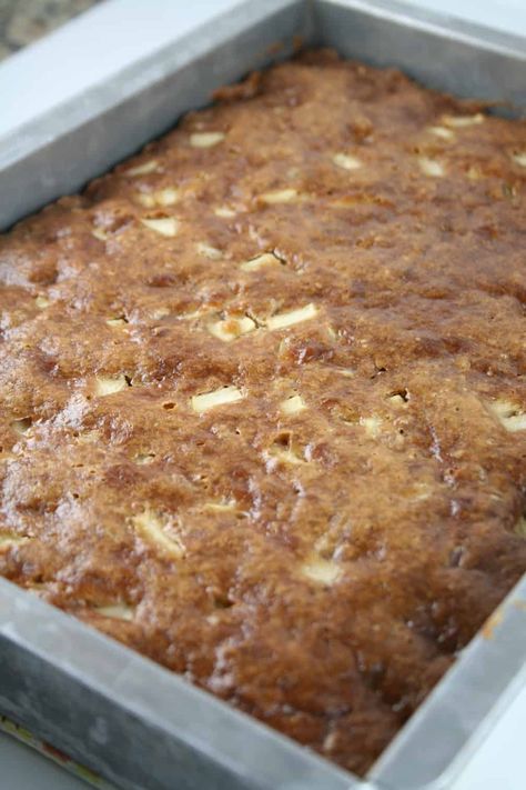 Sour Cream Apple Bars, Best Apple Recipes Desserts, Sour Cream Apple Cake, Apple Squares Recipe, Apple Bar Recipes, Apple Squares, Apple Brownies, Love Bakes Good Cakes, Apple Square