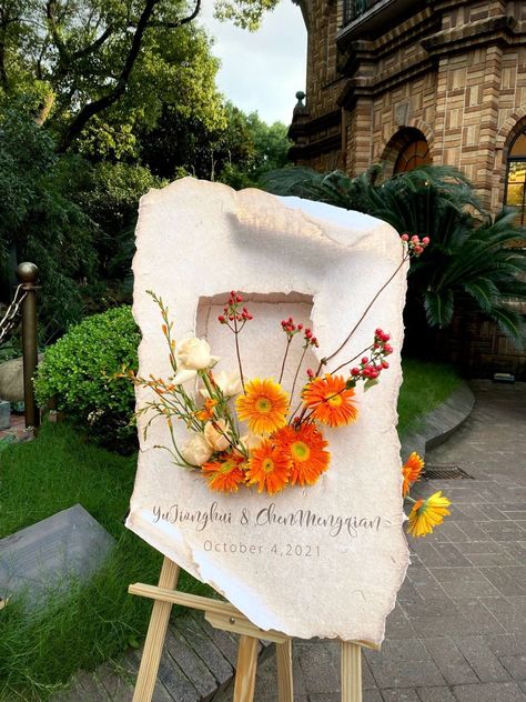 Wedding Easel Ideas, Flower Welcome Sign Wedding, Diy Signage Ideas, Floral Signage, Welcome To Wedding Sign, Flower Welcome Sign, Wholesale Floral Supplies, Floral Packaging, Floral Welcome Sign