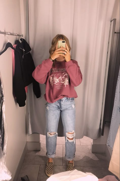 Mom Jeans Outfit Western, Mom Jeans Western Outfit, Western Mom Jeans Outfit, Cute Casual Western Outfit, Punchy Outfits For School, Simple Western Outfits For School, Casual Punchy Outfits, Western Comfy Outfits, Bell Bottom Jeans Outfit Winter