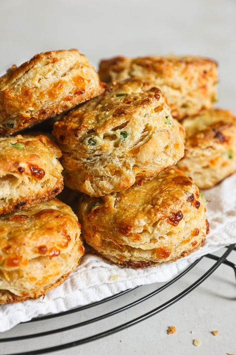 Learn how to make the best Jalapeno Cheddar Biscuits with step by step photo instructions. They are a perfect blend of savory and spicy. Cheddar And Jalapeno Bread, Jalapeño Cheddar Biscuits, Cheddar Jalapeno Biscuits, Cheddar Biscuit Recipe, Turkey Tortilla Soup, Jalapeno Cheddar Biscuits, Dinner Biscuit, Cheddar Biscuit, Best Biscuits